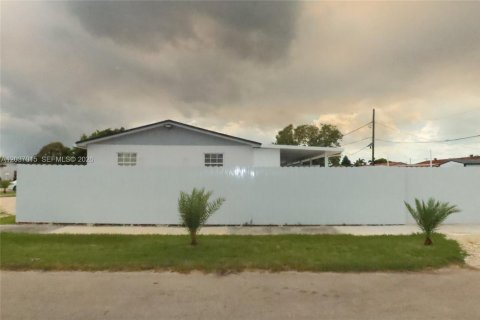 House in Miami Gardens, Florida 4 bedrooms, 106.84 sq.m. № 2086904 - photo 2