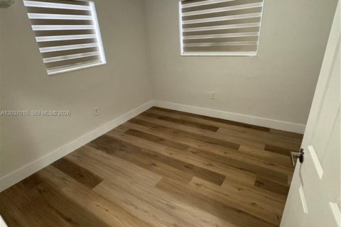 House in Miami Gardens, Florida 4 bedrooms, 106.84 sq.m. № 2086904 - photo 13