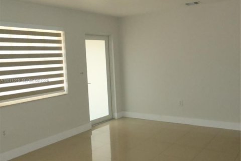 House in Miami Gardens, Florida 4 bedrooms, 106.84 sq.m. № 2086904 - photo 3