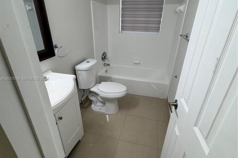 House in Miami Gardens, Florida 4 bedrooms, 106.84 sq.m. № 2086904 - photo 16
