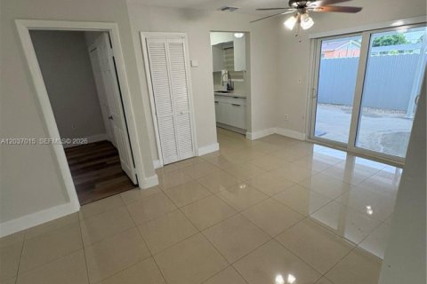 House in Miami Gardens, Florida 4 bedrooms, 106.84 sq.m. № 2086904 - photo 5