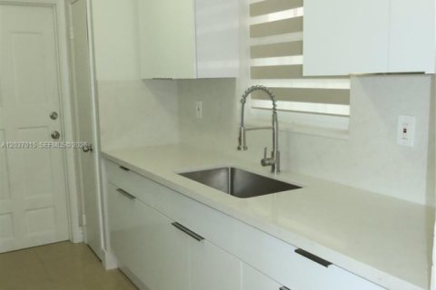 House in Miami Gardens, Florida 4 bedrooms, 106.84 sq.m. № 2086904 - photo 8