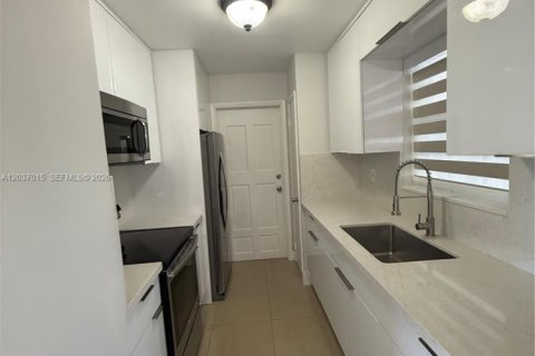 House in Miami Gardens, Florida 4 bedrooms, 106.84 sq.m. № 2086904 - photo 10