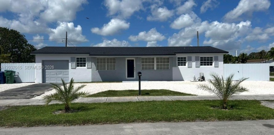 House in Miami Gardens, Florida 4 bedrooms, 106.84 sq.m. № 2086904