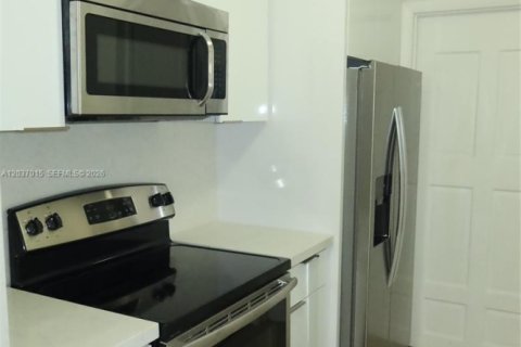 House in Miami Gardens, Florida 4 bedrooms, 106.84 sq.m. № 2086904 - photo 9