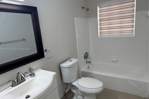 House in Miami Gardens, Florida 4 bedrooms, 106.84 sq.m. № 2086904 - photo 17