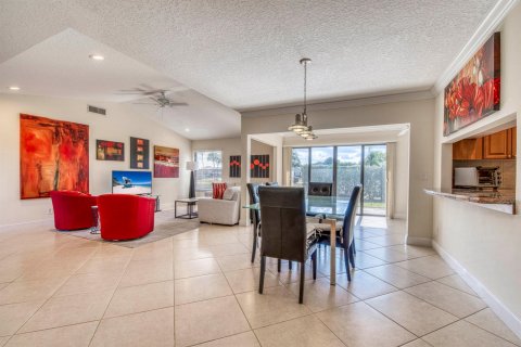 Townhouse in Palm Beach Gardens, Florida 3 bedrooms, 160.63 sq.m. № 2260935 - photo 4