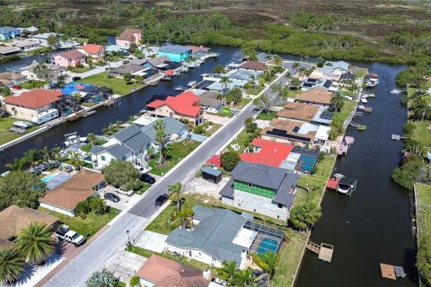 House in Port Richey, Florida 2 bedrooms, 133.22 sq.m. № 2308423 - photo 4