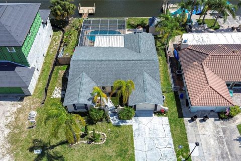 House in Port Richey, Florida 2 bedrooms, 133.22 sq.m. № 2308423 - photo 2