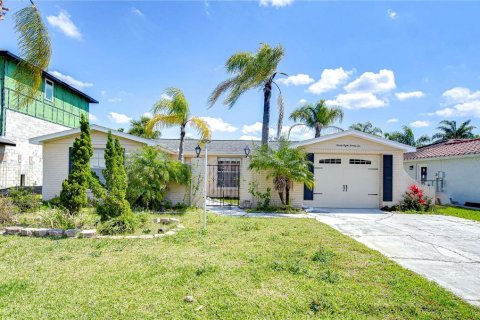 House in Port Richey, Florida 2 bedrooms, 133.22 sq.m. № 2308423 - photo 14