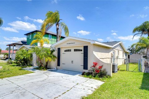 House in Port Richey, Florida 2 bedrooms, 133.22 sq.m. № 2308423 - photo 15