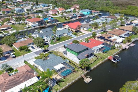 House in Port Richey, Florida 2 bedrooms, 133.22 sq.m. № 2308423 - photo 5