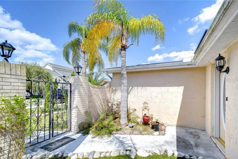 House in Port Richey, Florida 2 bedrooms, 133.22 sq.m. № 2308423 - photo 18