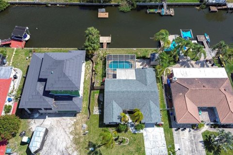 House in Port Richey, Florida 2 bedrooms, 133.22 sq.m. № 2308423 - photo 3