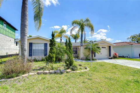 House in Port Richey, Florida 2 bedrooms, 133.22 sq.m. № 2308423 - photo 16