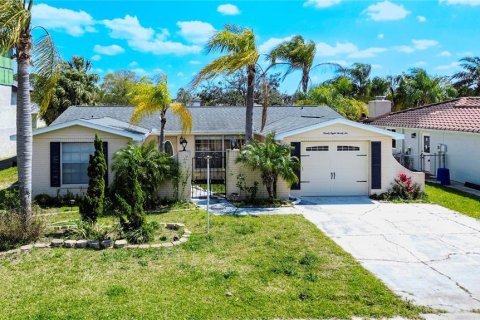 House in Port Richey, Florida 2 bedrooms, 133.22 sq.m. № 2308423