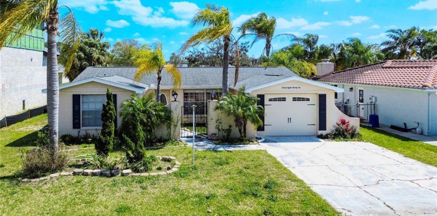 House in Port Richey, Florida 2 bedrooms, 133.22 sq.m. № 2308423