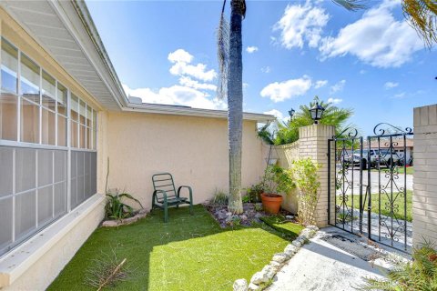 House in Port Richey, Florida 2 bedrooms, 133.22 sq.m. № 2308423 - photo 19