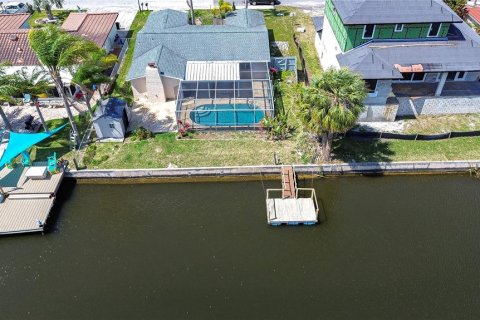 House in Port Richey, Florida 2 bedrooms, 133.22 sq.m. № 2308423 - photo 8