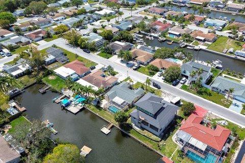 House in Port Richey, Florida 2 bedrooms, 133.22 sq.m. № 2308423 - photo 13