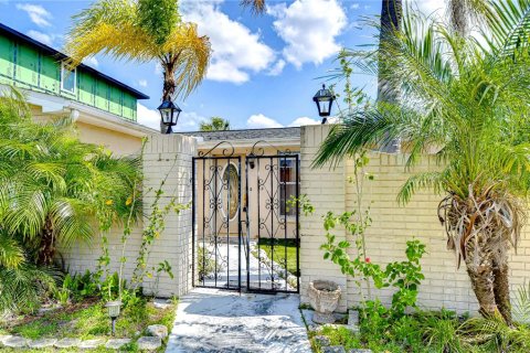 House in Port Richey, Florida 2 bedrooms, 133.22 sq.m. № 2308423 - photo 17