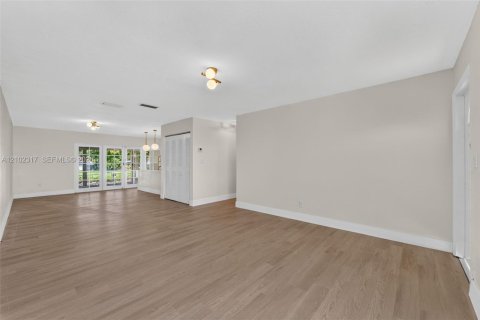 Touwnhouse à vendre à Cutler Bay, Floride: 3 chambres, 113.81 m2 № 2407909 - photo 8