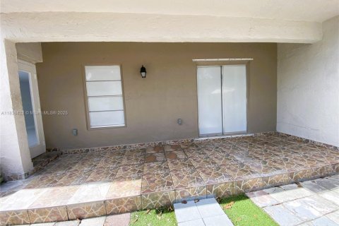 Condo in Hialeah, Florida, 2 bedrooms  № 1825979 - photo 20