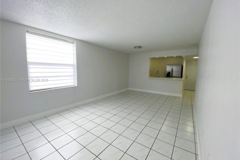 Condo in Hialeah, Florida, 2 bedrooms  № 1825979 - photo 8