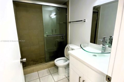 Condo in Hialeah, Florida, 2 bedrooms  № 1825979 - photo 11