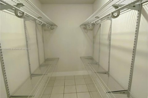 Condo in Hialeah, Florida, 2 bedrooms  № 1825979 - photo 12