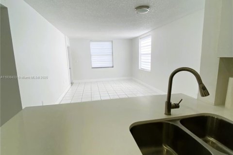 Condo in Hialeah, Florida, 2 bedrooms  № 1825979 - photo 6