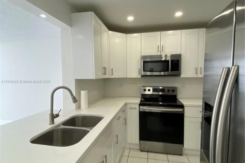 Condo in Hialeah, Florida, 2 bedrooms  № 1825979 - photo 4