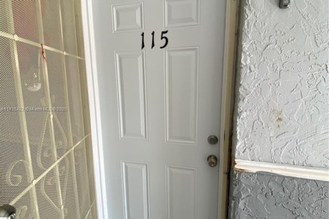 Condo in Hialeah, Florida, 2 bedrooms  № 1825979 - photo 1