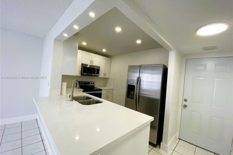 Condo in Hialeah, Florida, 2 bedrooms  № 1825979 - photo 3