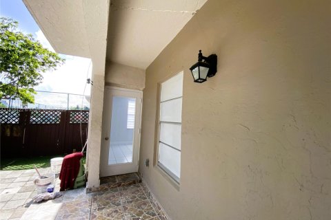 Condo in Hialeah, Florida, 2 bedrooms  № 1825979 - photo 19