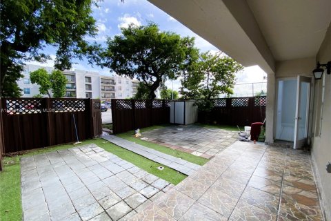 Condo in Hialeah, Florida, 2 bedrooms  № 1825979 - photo 17