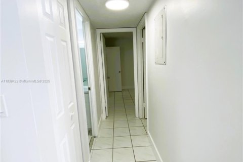 Condo in Hialeah, Florida, 2 bedrooms  № 1825979 - photo 9