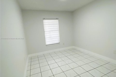 Condo in Hialeah, Florida, 2 bedrooms  № 1825979 - photo 13