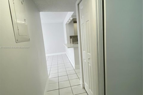 Condo in Hialeah, Florida, 2 bedrooms  № 1825979 - photo 16