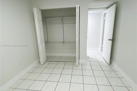 Condo in Hialeah, Florida, 2 bedrooms  № 1825979 - photo 14