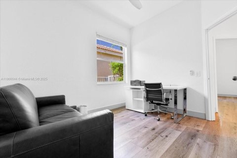 House in Weston, Florida 4 bedrooms, 174.28 sq.m. № 1889614 - photo 10