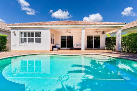 House in Weston, Florida 4 bedrooms, 174.28 sq.m. № 1889614 - photo 15