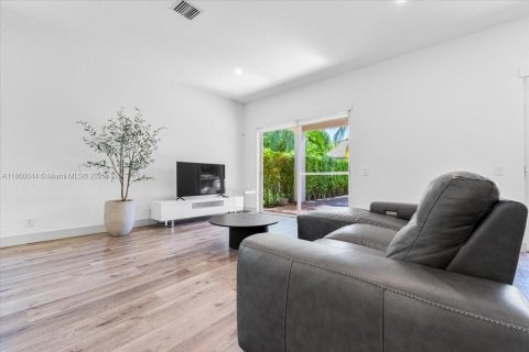 House in Weston, Florida 4 bedrooms, 174.28 sq.m. № 1889614 - photo 28