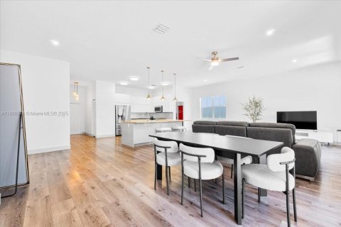 House in Weston, Florida 4 bedrooms, 174.28 sq.m. № 1889614 - photo 26