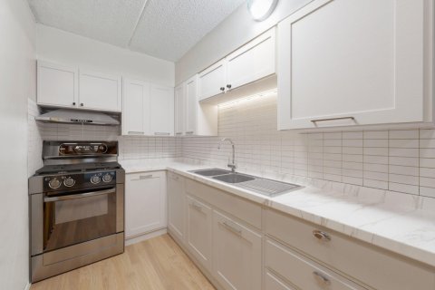 Condominio en venta en Mary Esther, Florida, 1 dormitorio, 63.73 m2 № 559824 - foto 1