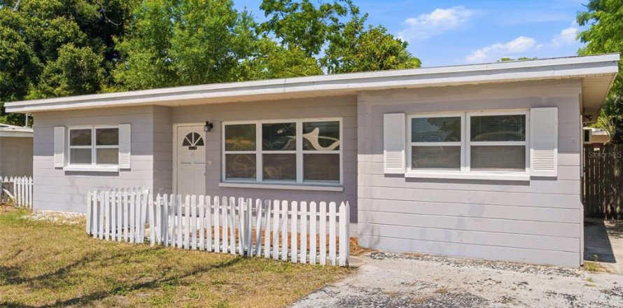 House in Seminole, Florida 3 bedrooms, 104.98 sq.m. № 2238475