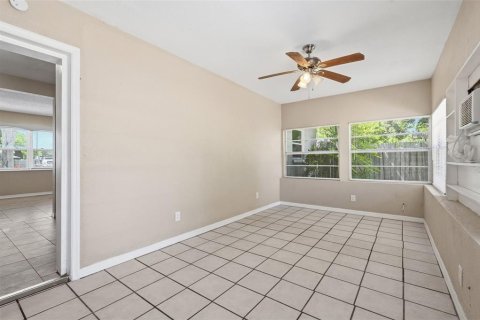 House in Seminole, Florida 3 bedrooms, 104.98 sq.m. № 2238475 - photo 8