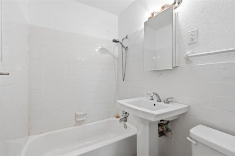 House in Seminole, Florida 3 bedrooms, 104.98 sq.m. № 2238475 - photo 14
