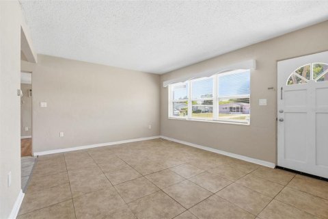 House in Seminole, Florida 3 bedrooms, 104.98 sq.m. № 2238475 - photo 3