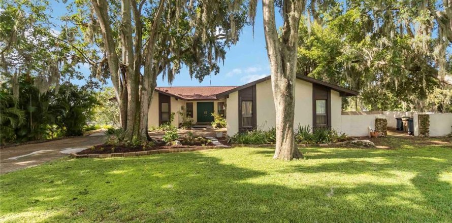 House in Clermont, Florida 3 bedrooms, 293.39 sq.m. № 1815011